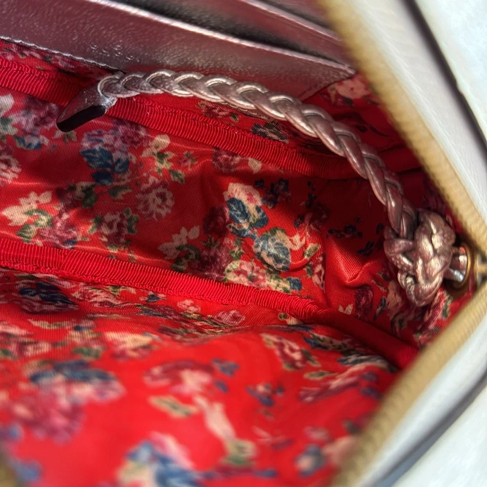 Silver Quilted GG Logo Crossbody NWOT - Picture 3 of 6